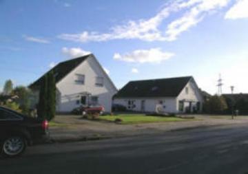 1 Wohn u. Geschaeftshaus & 1 Einfamilienhaus mit 3 Garagen